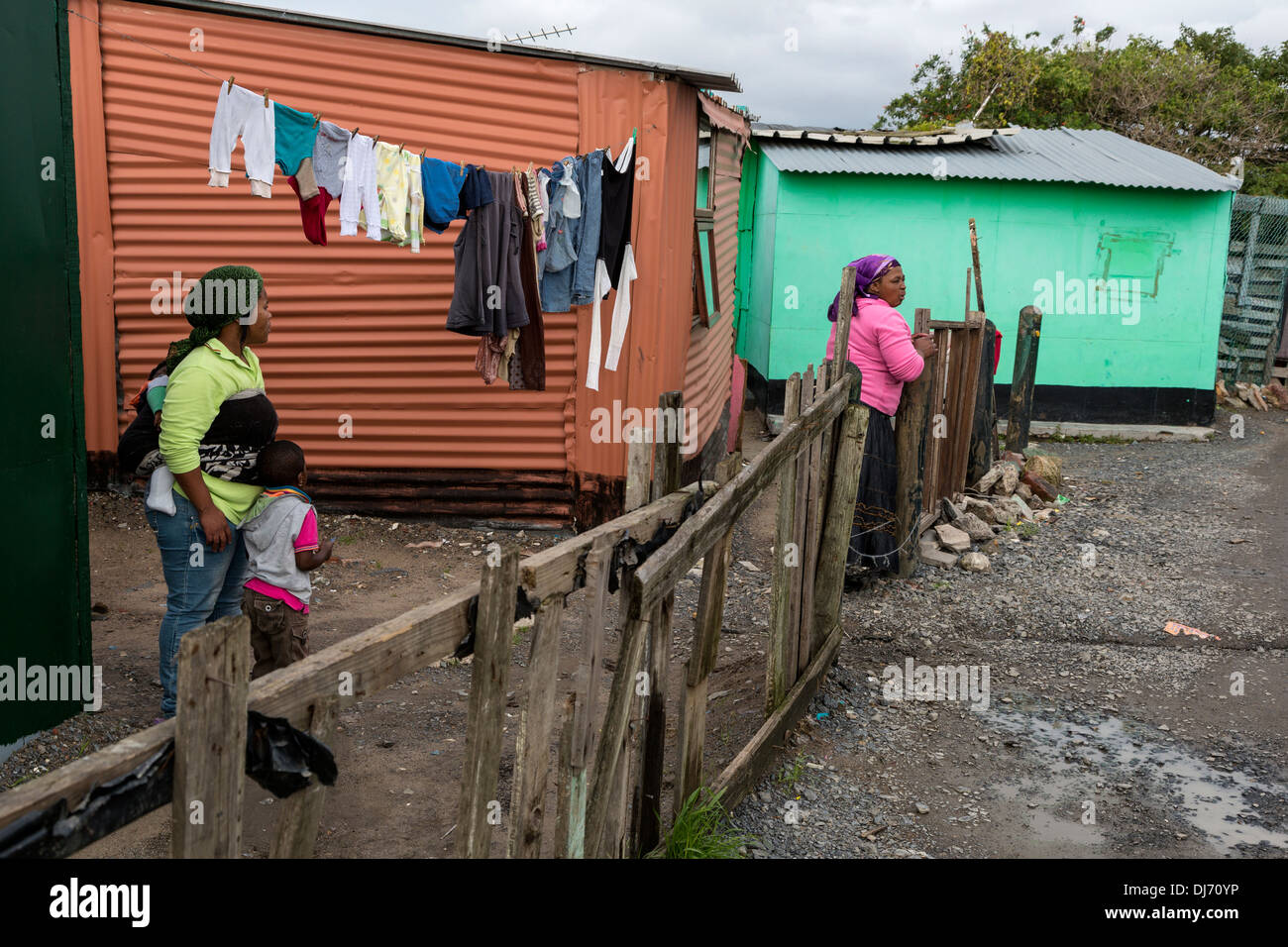 Südafrika, Cape Town, Guguletu Township. Zwei Häuser, Frauen, Kinder. Stockfoto