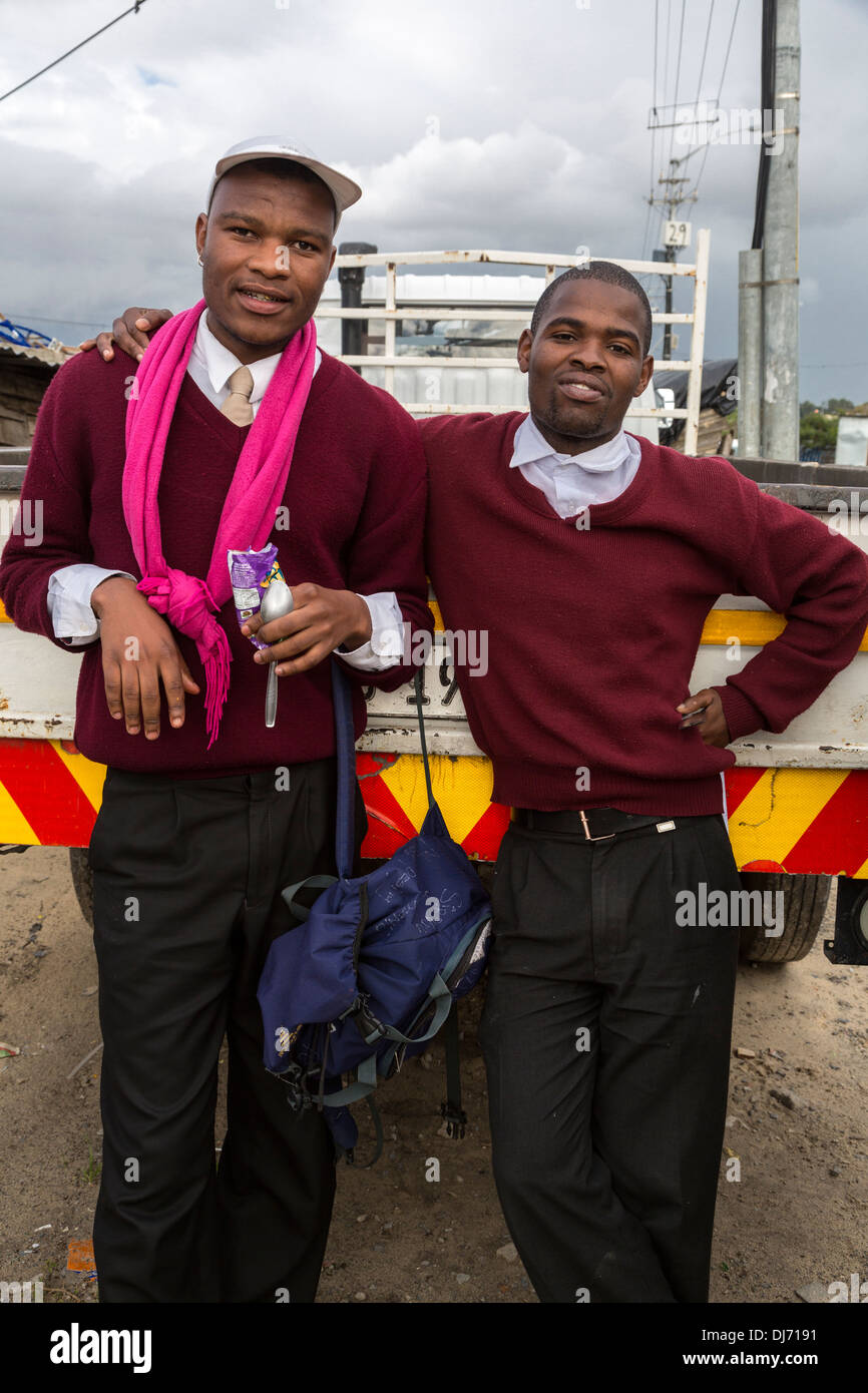 Südafrika, Cape Town, Guguletu Township. Zwei junge Männer in Schuluniformen. Stockfoto