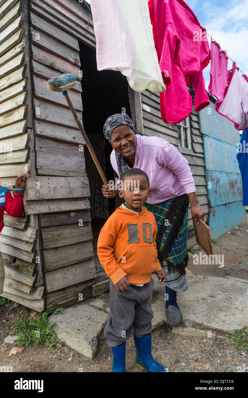 Südafrika, Cape Town, Guguletu Township. Mutter und Sohn vor ihrem Haus. Stockfoto