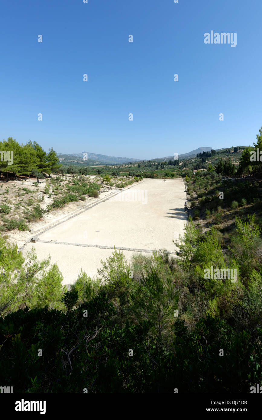 Allgemeine Übersicht über das antike Stadion aus dem Süden, Nemea, Peloponnes Griechenland. Befindet sich 400 Meter südöstlich des Tempels der Stockfoto