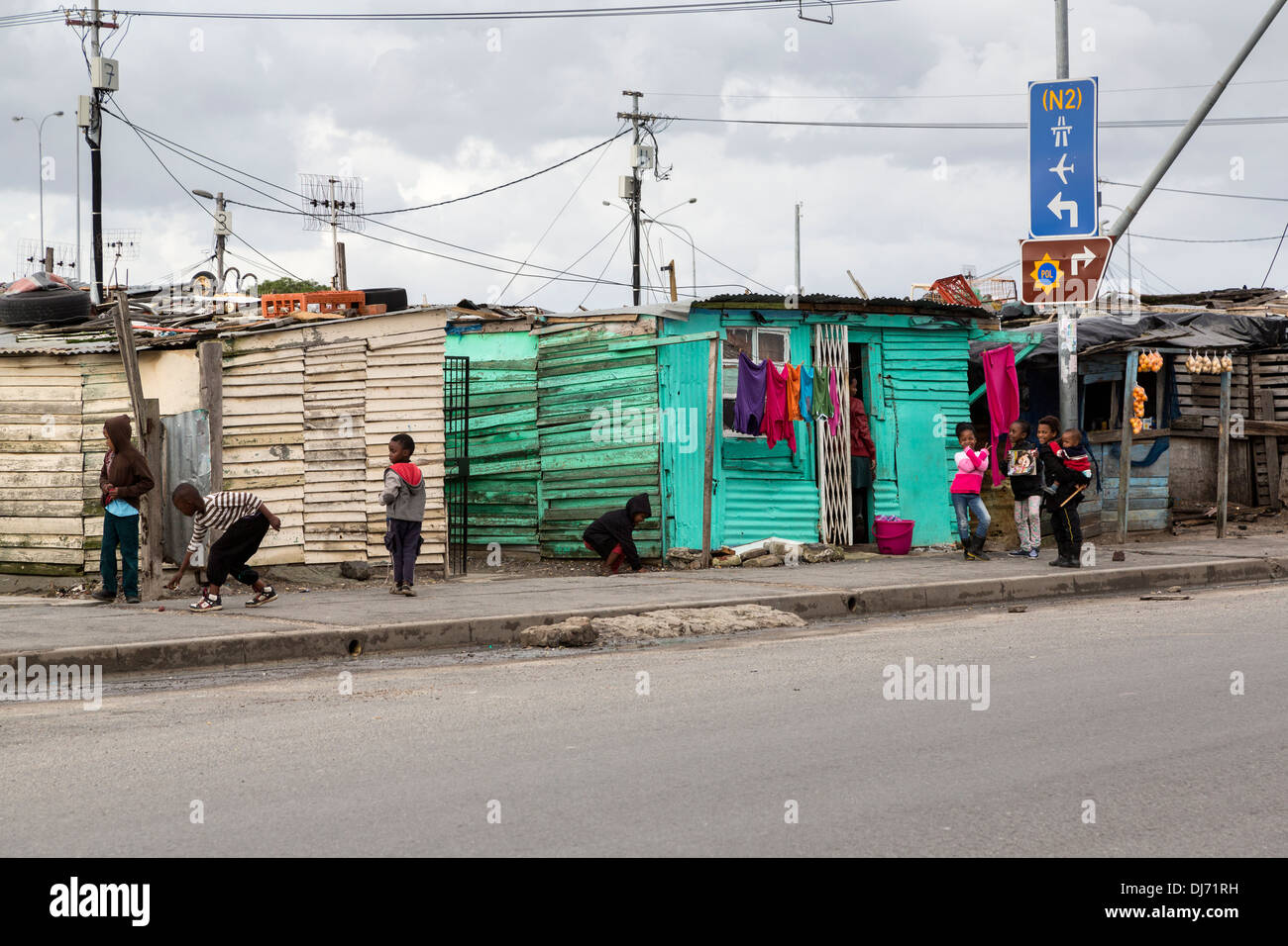 Südafrika, Cape Town, Guguletu Township am Straßenrand Szene. Kinder und Häuser. Stockfoto