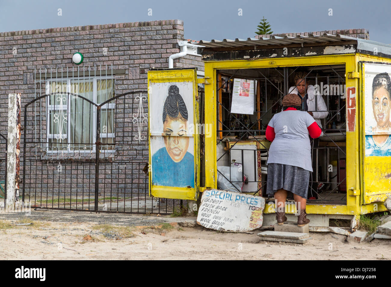 Südafrika, Cape Town, Guguletu Township. Haar-Behandlung-Shop in einem ehemaligen Versandbehälter. Stockfoto
