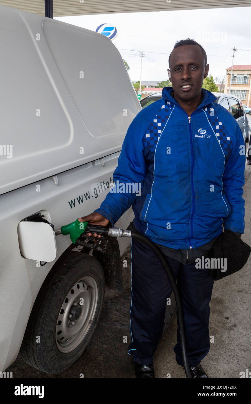 Südafrika, Cape Town. Somalische Einwanderer als Tankwart arbeiten. Stockfoto
