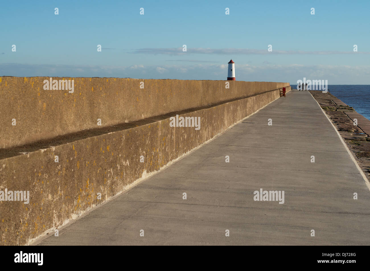 Gruppe von drei Personen zu Fuß entlang des Piers Berwick nach Tweed, Northumberland, England, UK Stockfoto