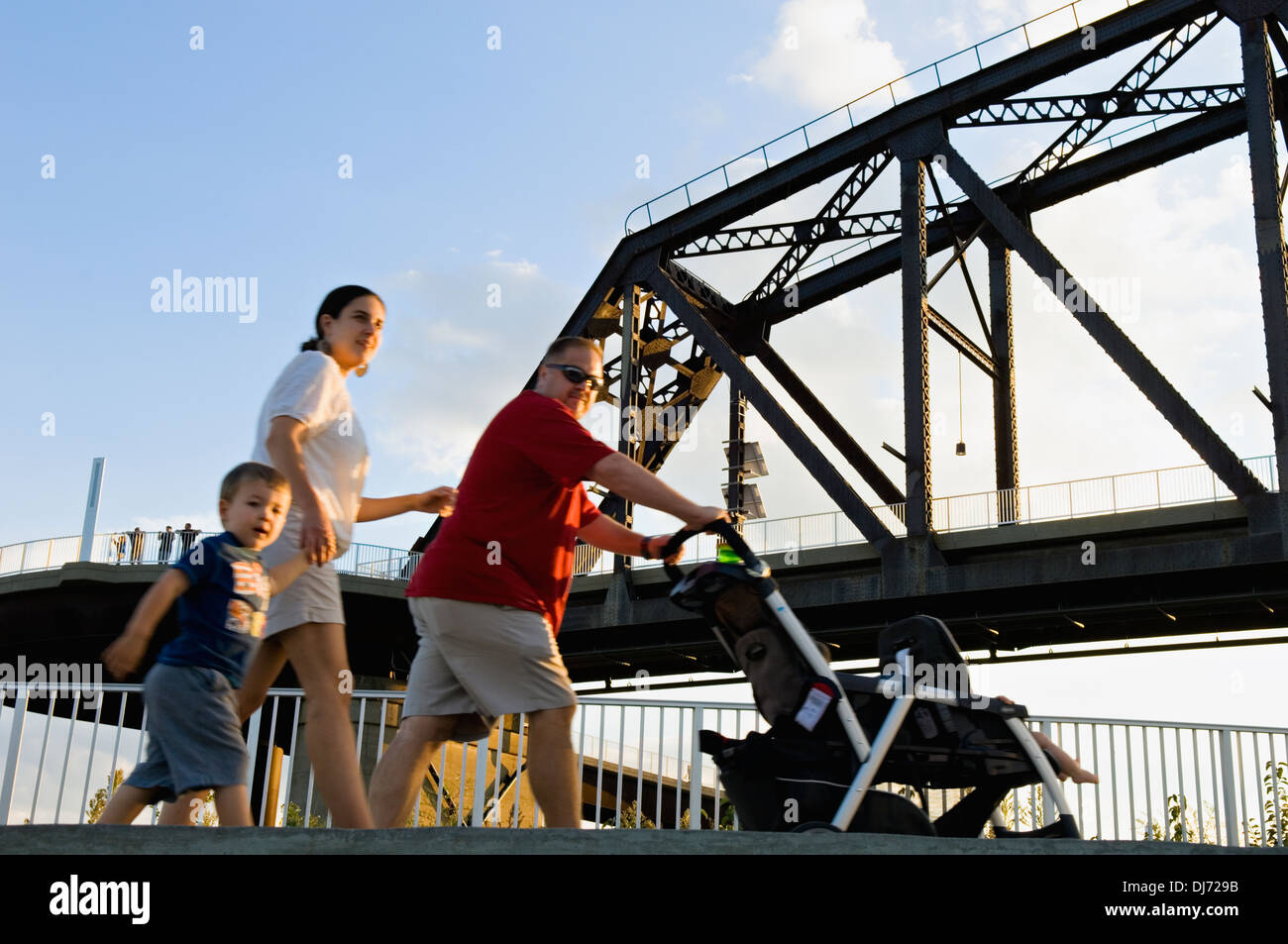Familie Wandern bis zu den Big Four Fußgängerbrücke in Louisville, Kentucky Stockfoto