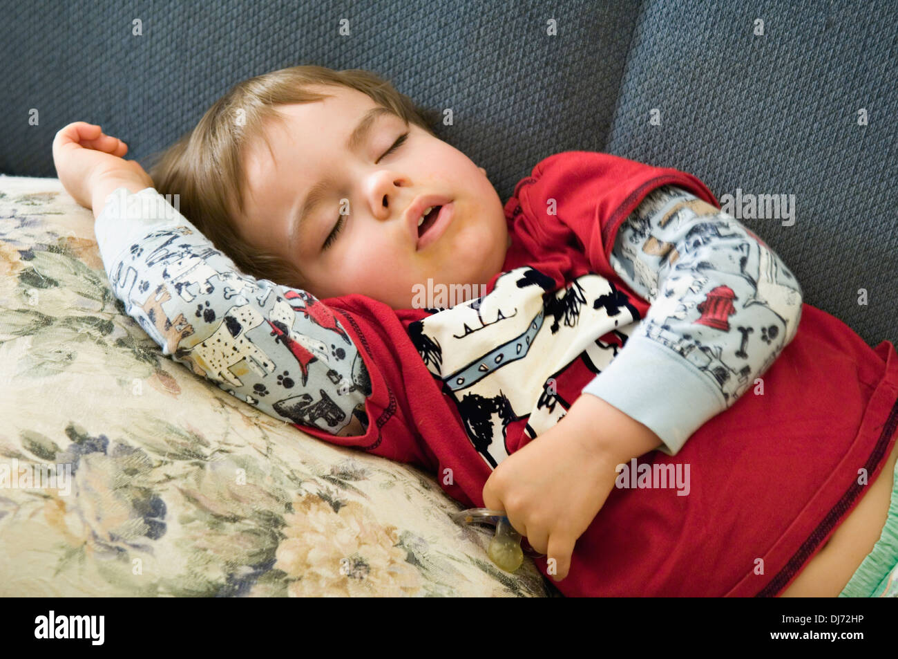 2 1/2 Jahre alten Jungen auf Couch schlafen Stockfoto