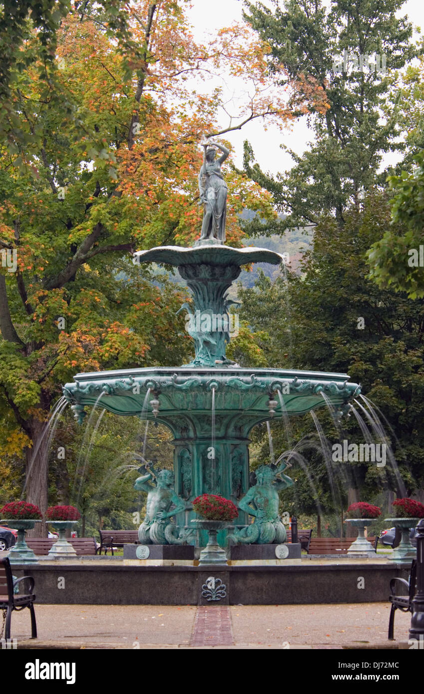 Broadway-Brunnen und Herbst Farbe in Madison, Indiana Stockfoto