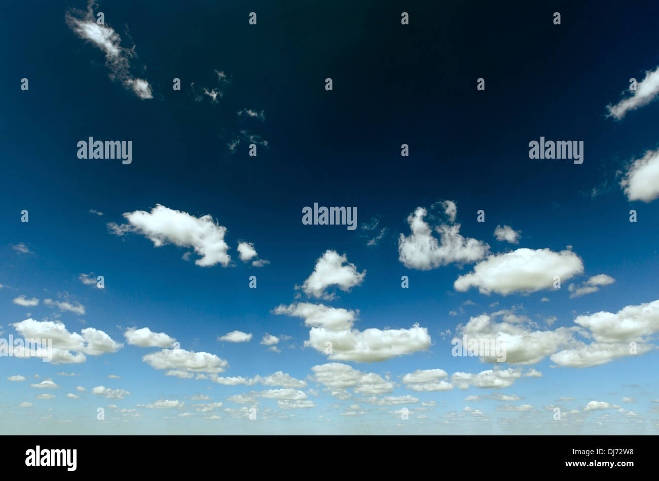 Blauer Himmel mit weißen Cumulus-Wolken (Natur Hintergrund). Stockfoto