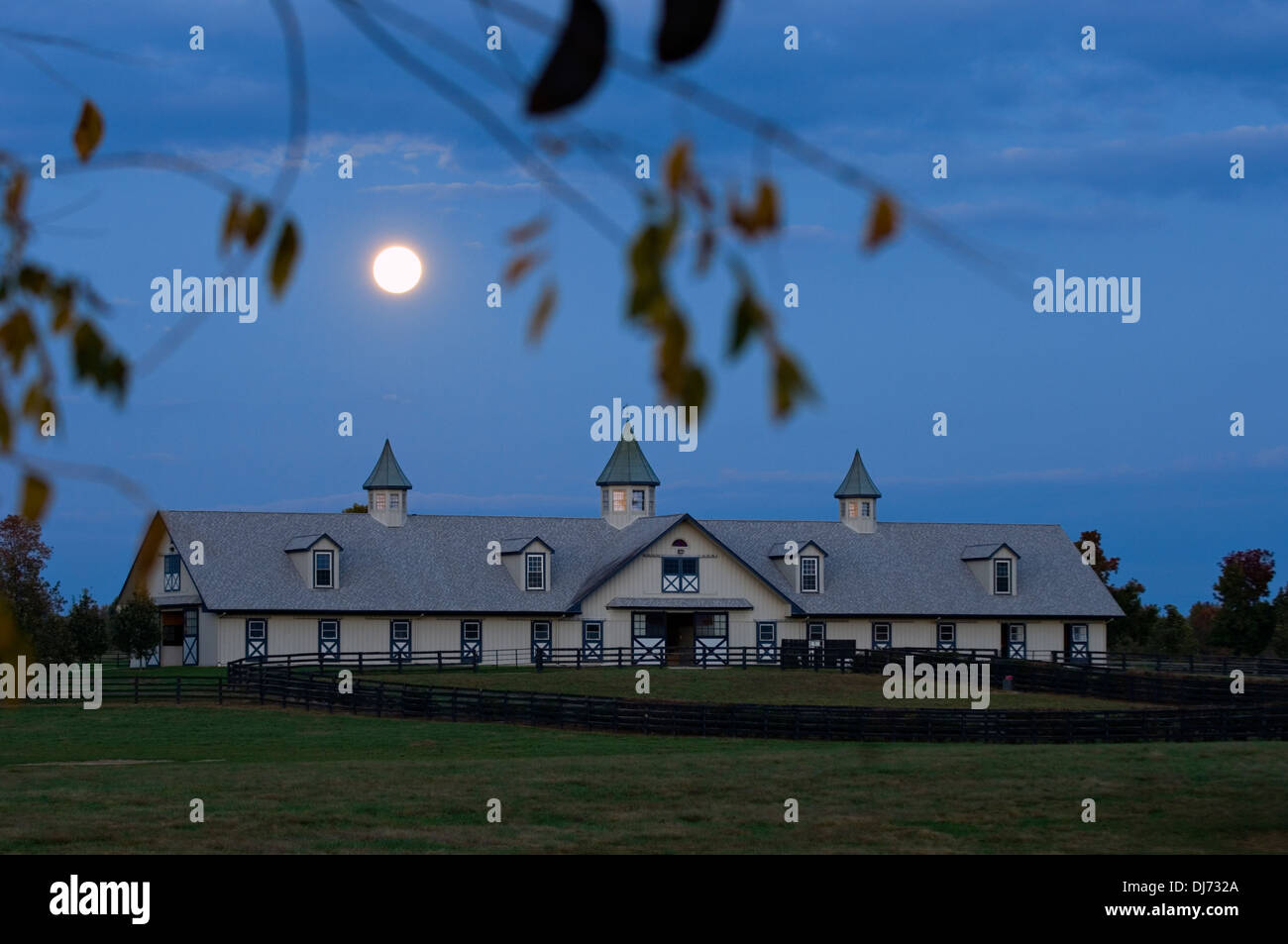 Full Moon Rising über Pferdestall in Woodford County, Kentucky Stockfoto