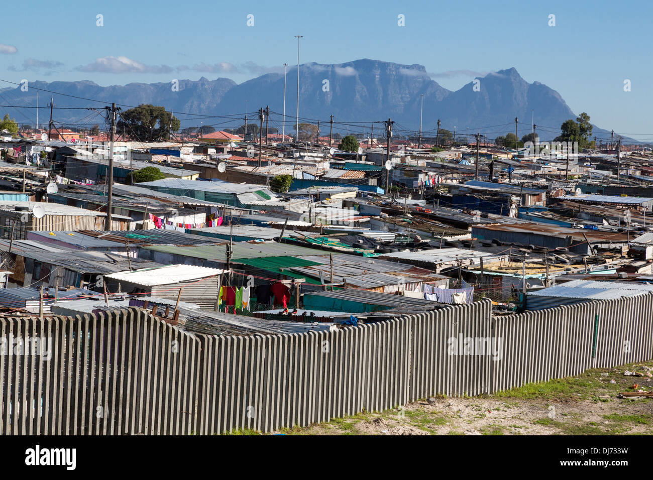 Südafrika, Cape Town, Khayelitsha Township. Tafelberg im Hintergrund. Stockfoto
