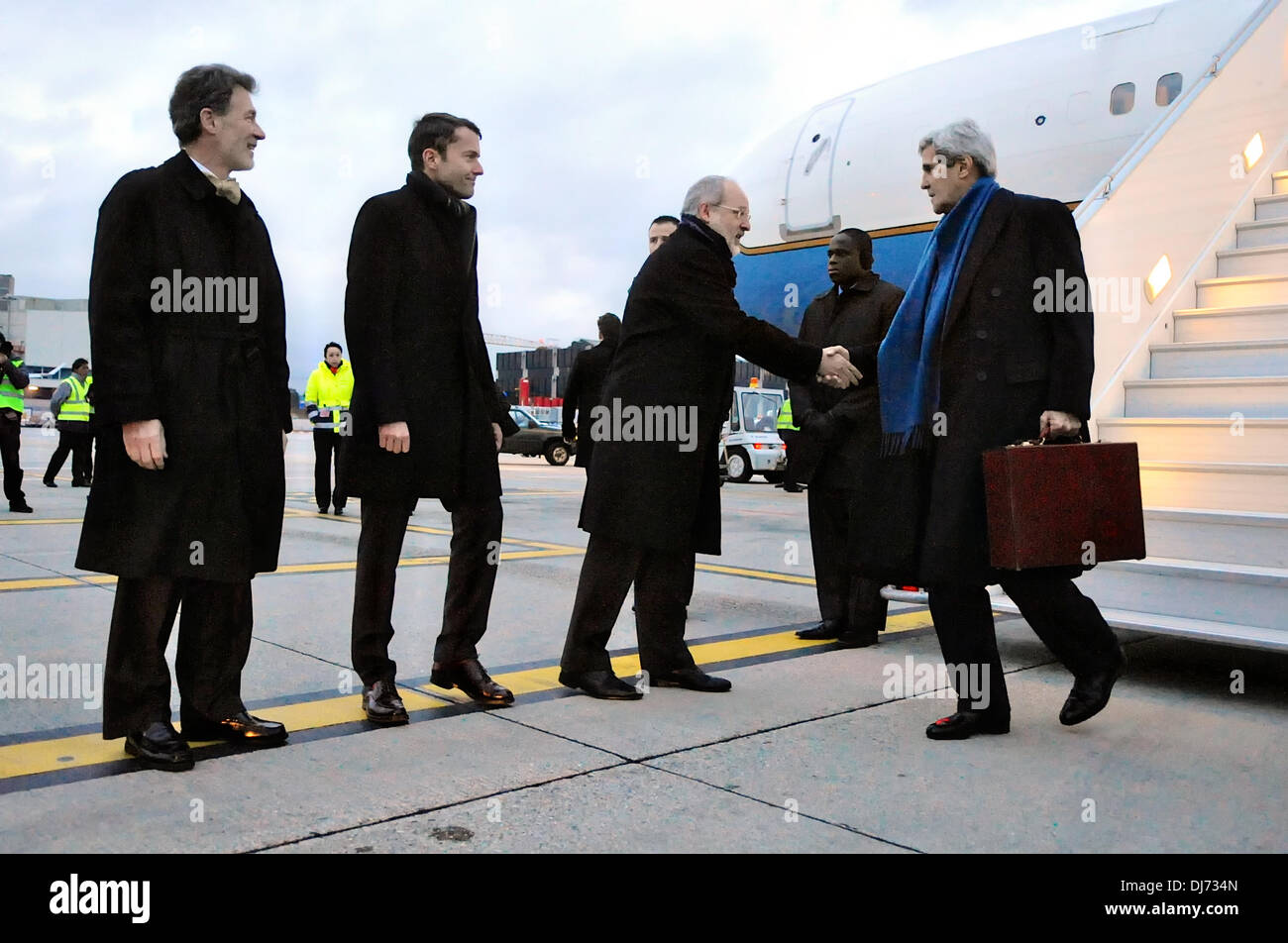 US-Außenminister John Kerry wird von (rechts nach links) begrüßt Botschafter Alexandre Fasel der Schweizer Mission in Genf, Botschafter Jürg Lauber des Eidgenössischen Departements für auswärtige Angelegenheiten und US kostenlos de Affaires Peter Mulrean nach der Ankunft weiterhin Gespräche über Iran 23. November 2013 in Genf, Schweiz. Stockfoto