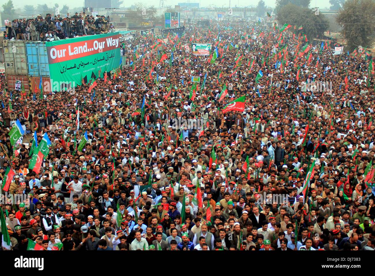 (131123)--PESHAWAR, 23. November 2013 (Xinhua)--Anhänger der Tehreek-e-Insaaf (PTI) während einer Protestkundgebung in Nordwest-Pakistan Peshawar am 23. November 2013 gesammelt. Pakistans Cricketspieler wandte sich politische Führer, Imran Khan, dessen Partei Tausende von Anhängern eine wichtige Versorgungsroute für NATO-Truppen, Samstag gesperrt haben erklärt, dass er die öffentliche Meinung gegen die US-Drohnen-Angriffe zu mobilisieren. (Xinhua/Umar Qayyum) (Srb) Bildnachweis: Xinhua/Alamy Live-Nachrichten Stockfoto