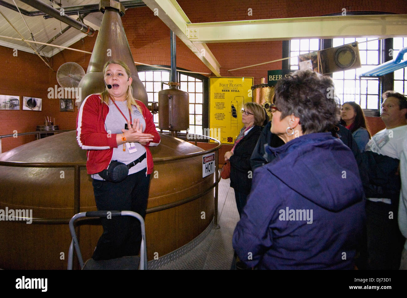 Tour Guide im Gespräch mit Gruppe neben noch in vier Rosen-Brennerei, Lawrenceburg, Kentucky Stockfoto