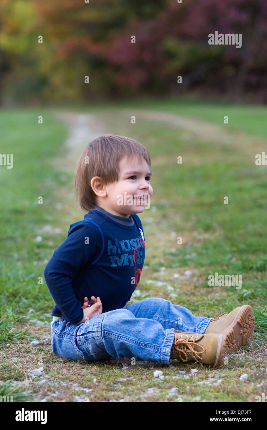 Kleinkind sitzen auf Herbst Pfad im südlichen Indiana Stockfoto