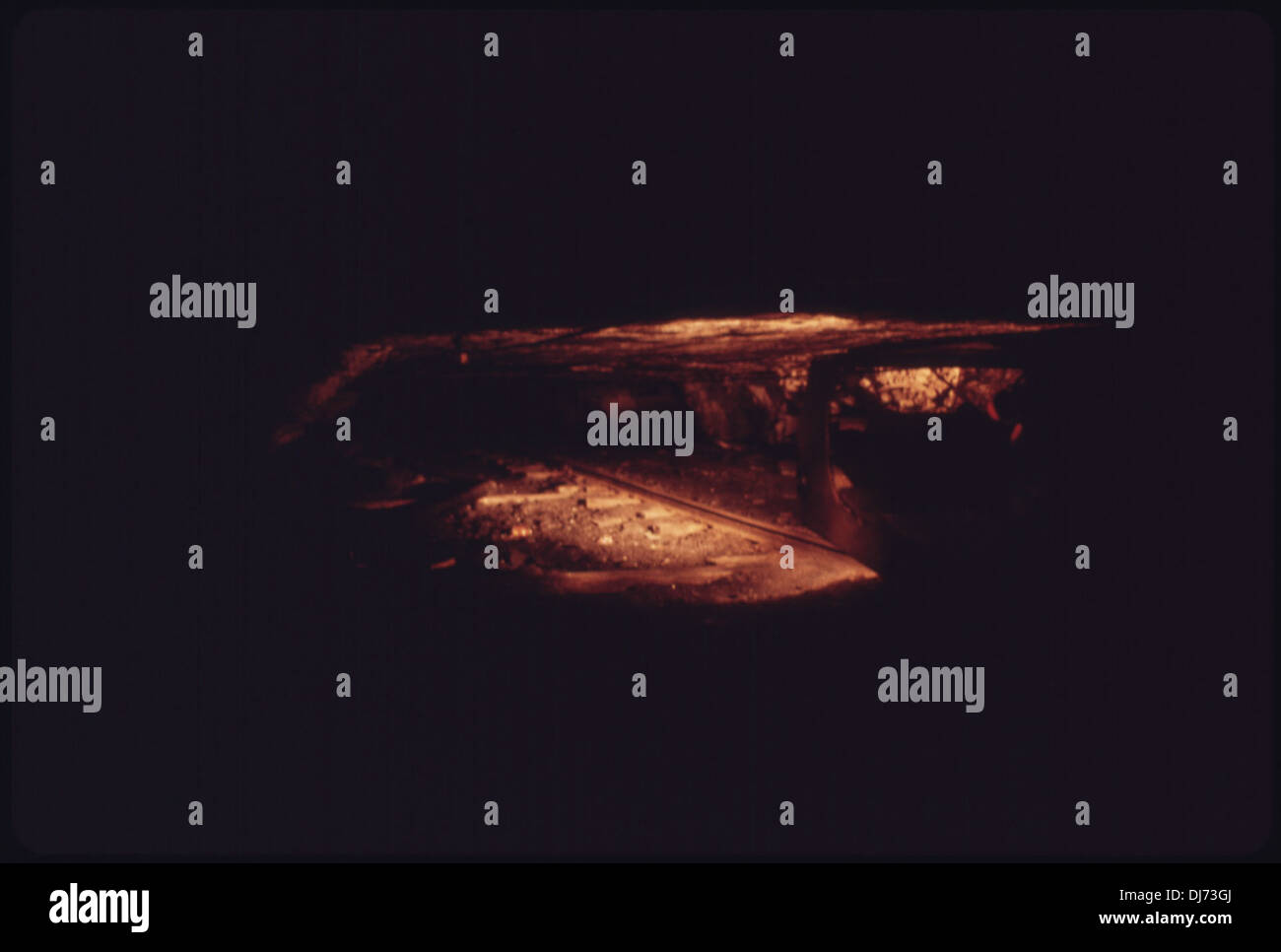 DIESER ZEITAUFWAND BILD ZEIGT, WAS DIE BERGLEUTE VON DEN LICHTERN VON IHREN SHUTTLE CAR AS SEHEN, WAS SIE TRANSPORTIERT WERDEN. 519 Stockfoto