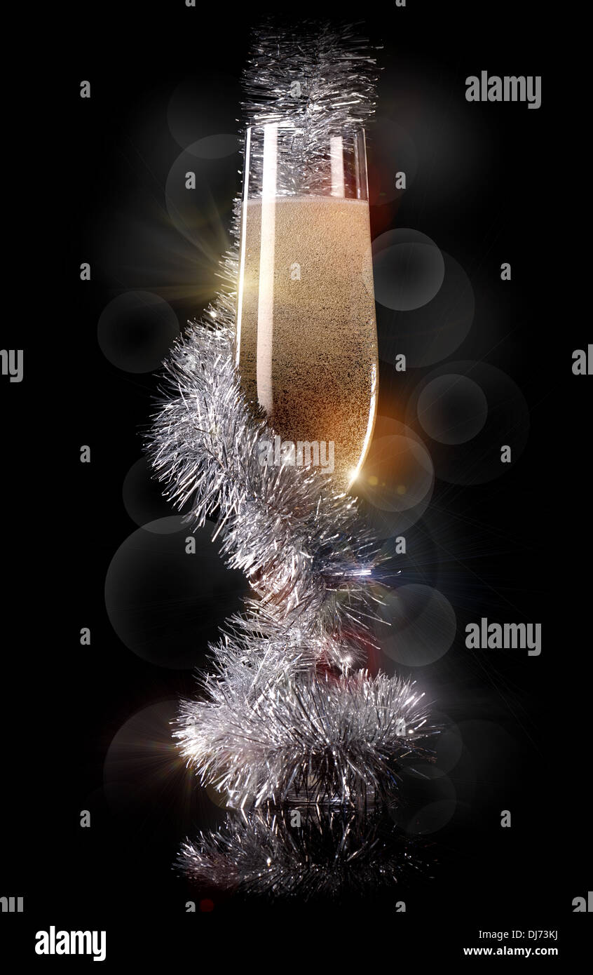 Glas Champagner mit schönen Weihnachtsschmuck Stockfoto