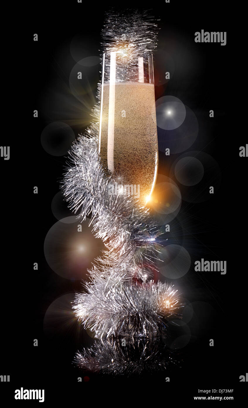 Glas Champagner mit schönen Weihnachtsschmuck Stockfoto