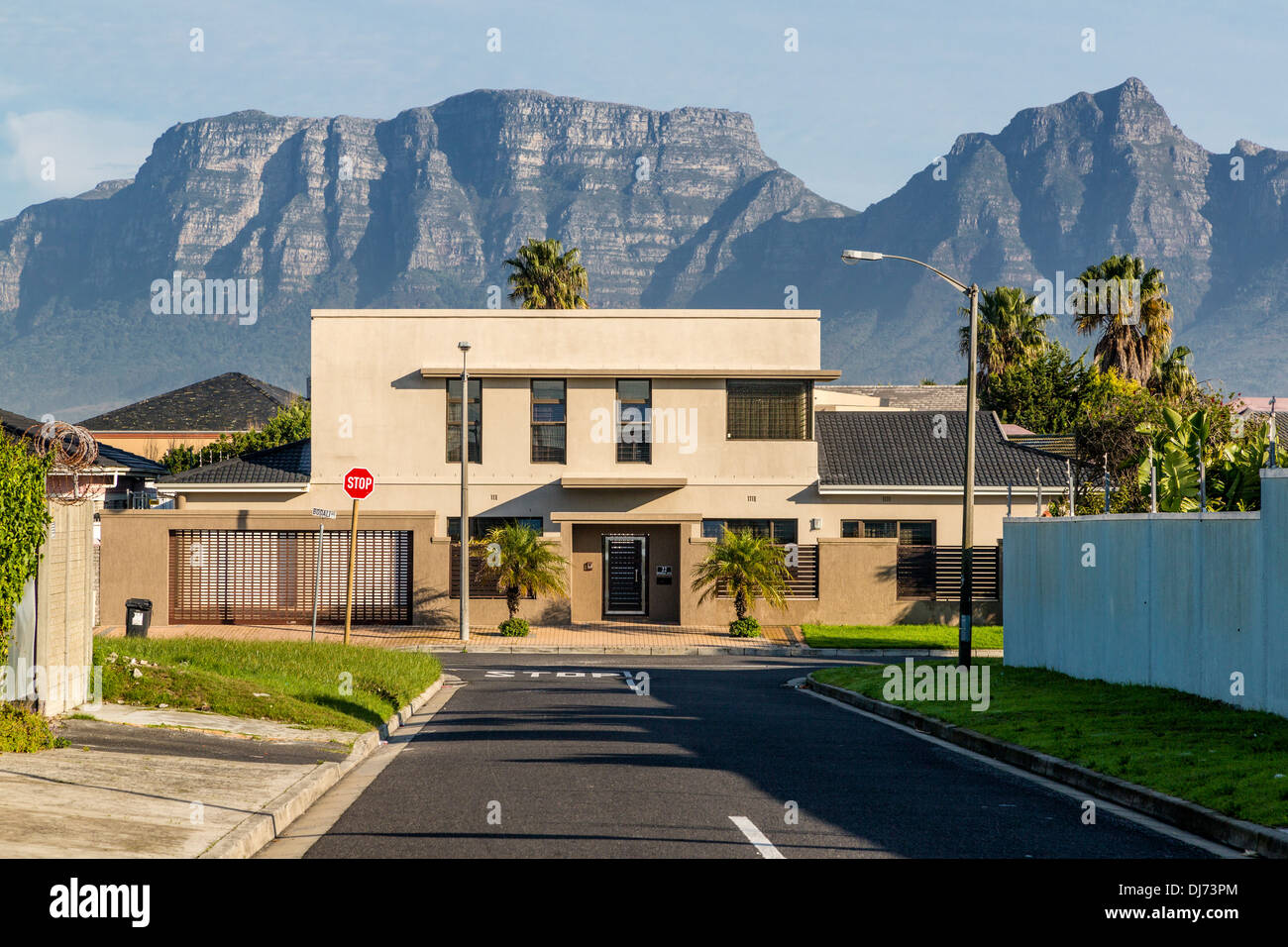 Südafrika, Cape Town, Athlone Vorort. Privathaus, Tafelberg im Hintergrund. Stockfoto