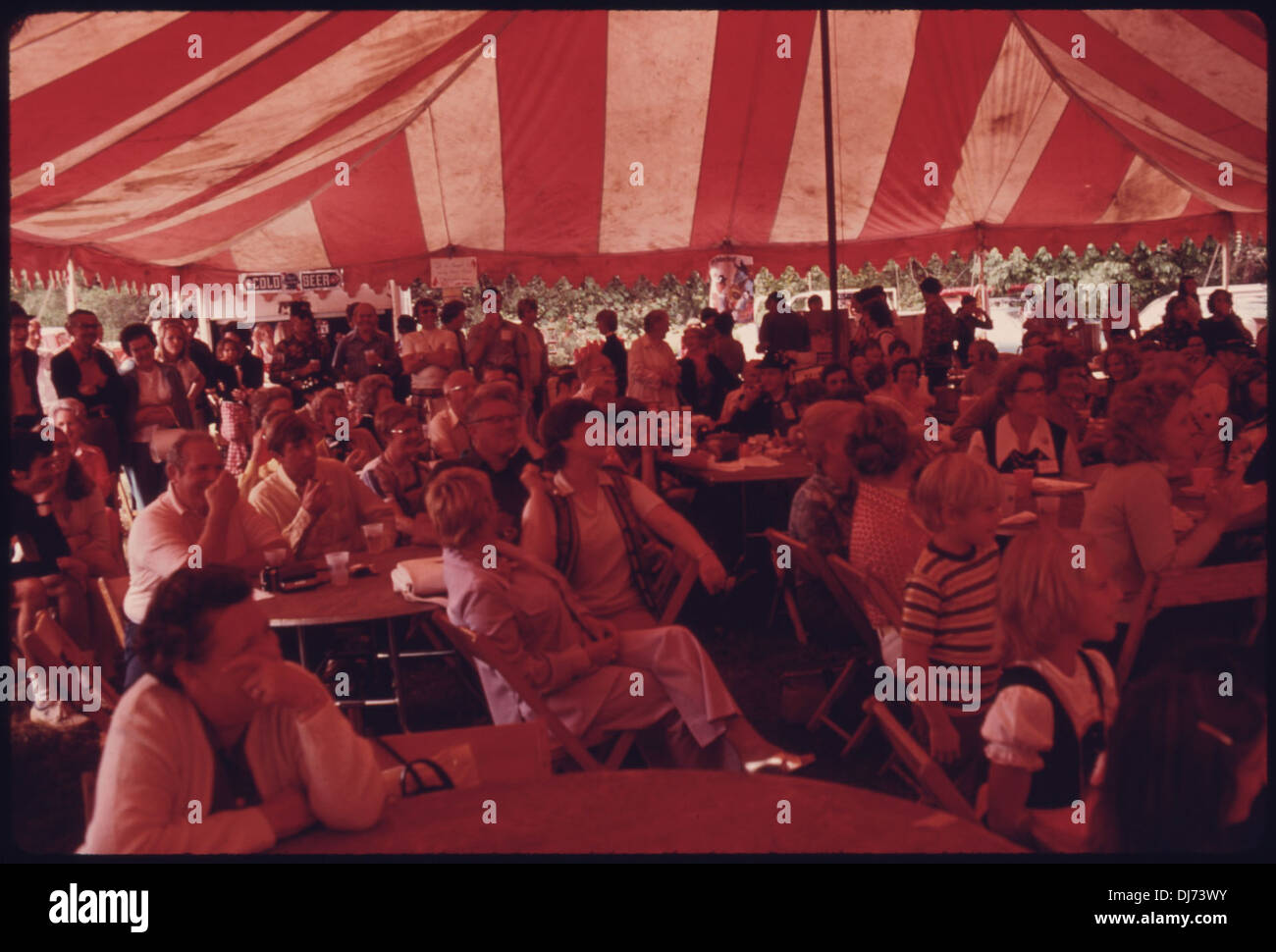 BESUCHER, DIE DAS FÜNFTE JÄHRLICHE OKTOBERFEST BEI HELEN BESUCHTE, BAYERISCHE VOLKSMUSIK HÖRTE UND SAH MENSCHEN. 792 Stockfoto