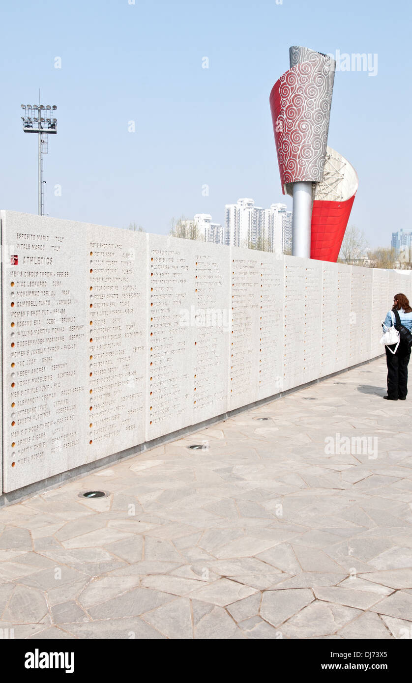 Wand mit Namen Medaillengewinner der Paralympischen Sommerspiele 2008 im Olympic Green - Olympic Park in Peking, China Stockfoto