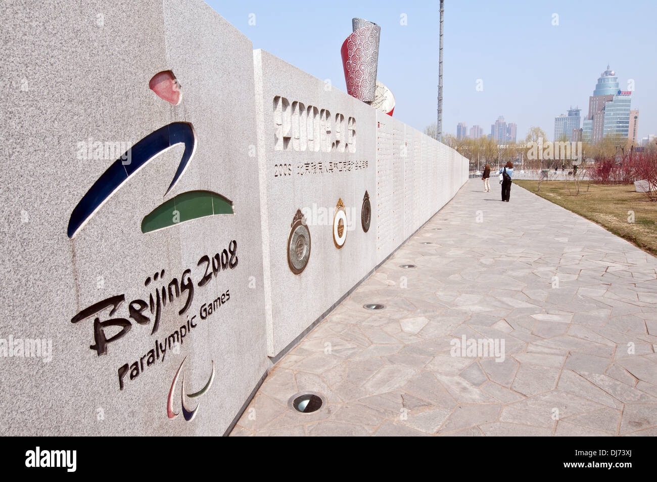 Wand mit Namen Medaillengewinner der Paralympischen Sommerspiele 2008 im Olympic Green - Olympic Park in Peking, China Stockfoto