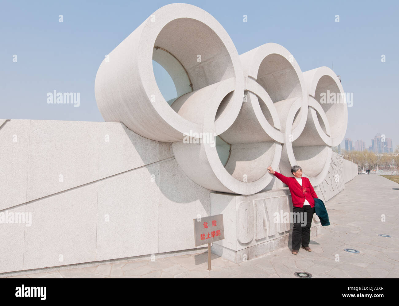 Olympische Ringe Stein im Olympic Green - Olympic Park in Peking, China Stockfoto
