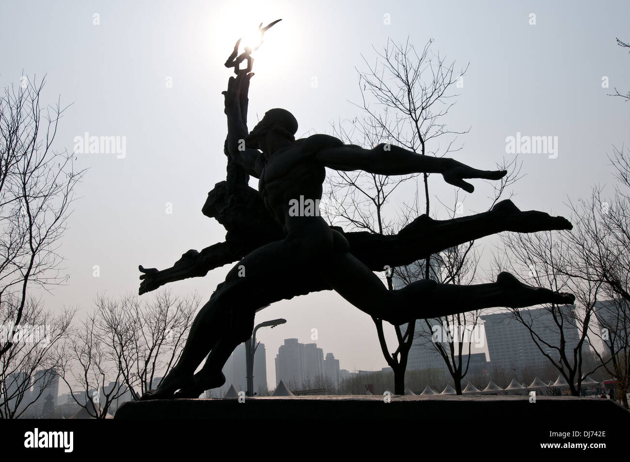 Läufer-Statue in The Olympic Green - Olympiapark im Chaoyang District, Beijing, China Stockfoto