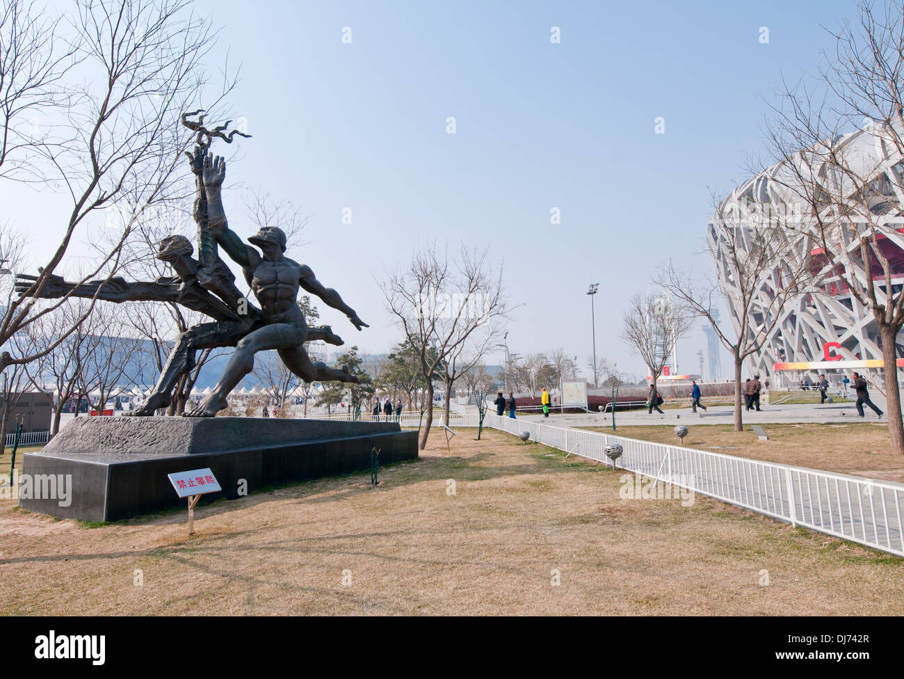Läufer-Statue in The Olympic Green - Olympiapark im Chaoyang District, Beijing, China Stockfoto