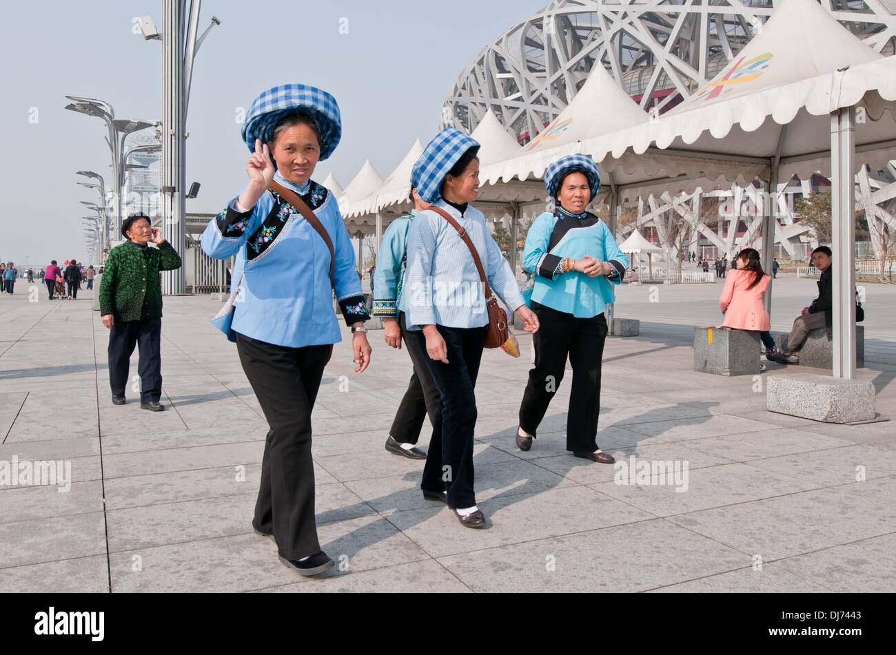 Frauen in der regionalen Kostüm Besuch Olympic Green - Olympic Park in Peking, China Stockfoto