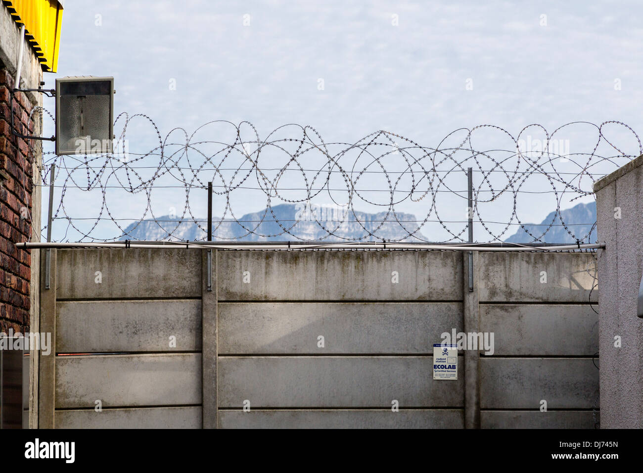 Südafrika, Cape Town. Stacheldraht und Metall-Spikes eine kleine Wohltätigkeitsorganisation Lager von unbefugten Zutritt zu schützen. Stockfoto