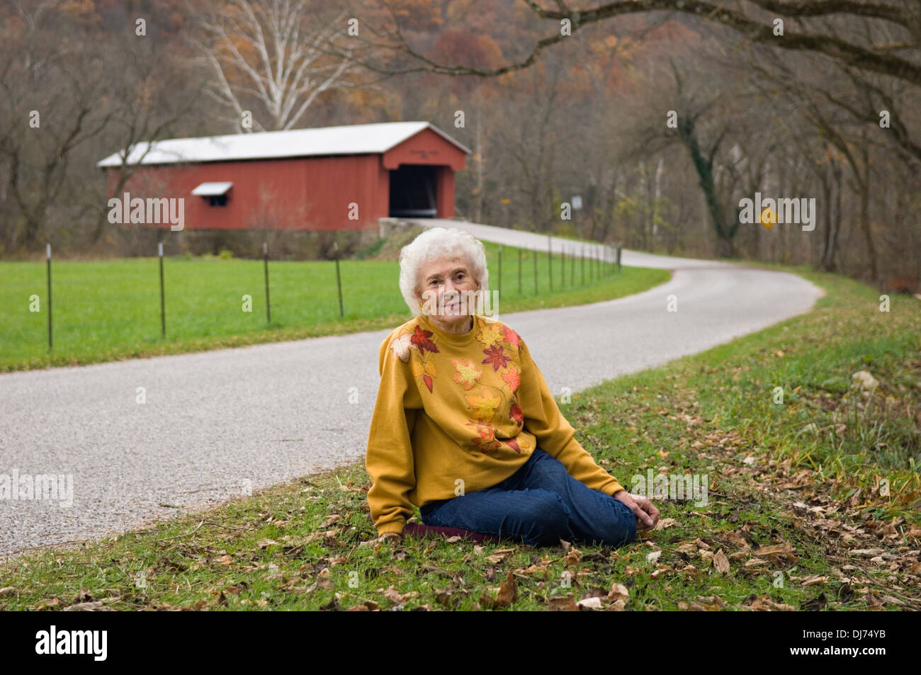 Neunzig Jahre alte Frau posiert für Fotos vor der Busching Covered Bridge in Ripley County, Indiana Stockfoto