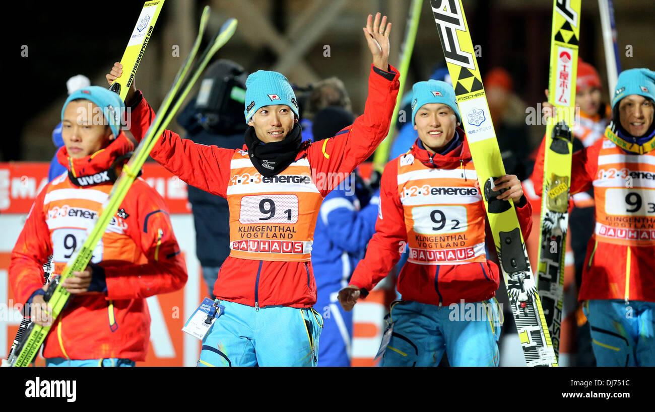 Klingethal, Deutschland. 23. November 2013. Der japanische Skispringer Taku Takeuchi (vorne-hinten), Daiki Ito, Reruhi Shimizu und Noriaki Kasai jubeln nach dem Team springen an den Anfang der Welt in der Vogtland-Arena in Klingethal, Deutschland, 23. November 2013 Cup. Foto: Jan Woitas/Dpa/Alamy Live News Stockfoto