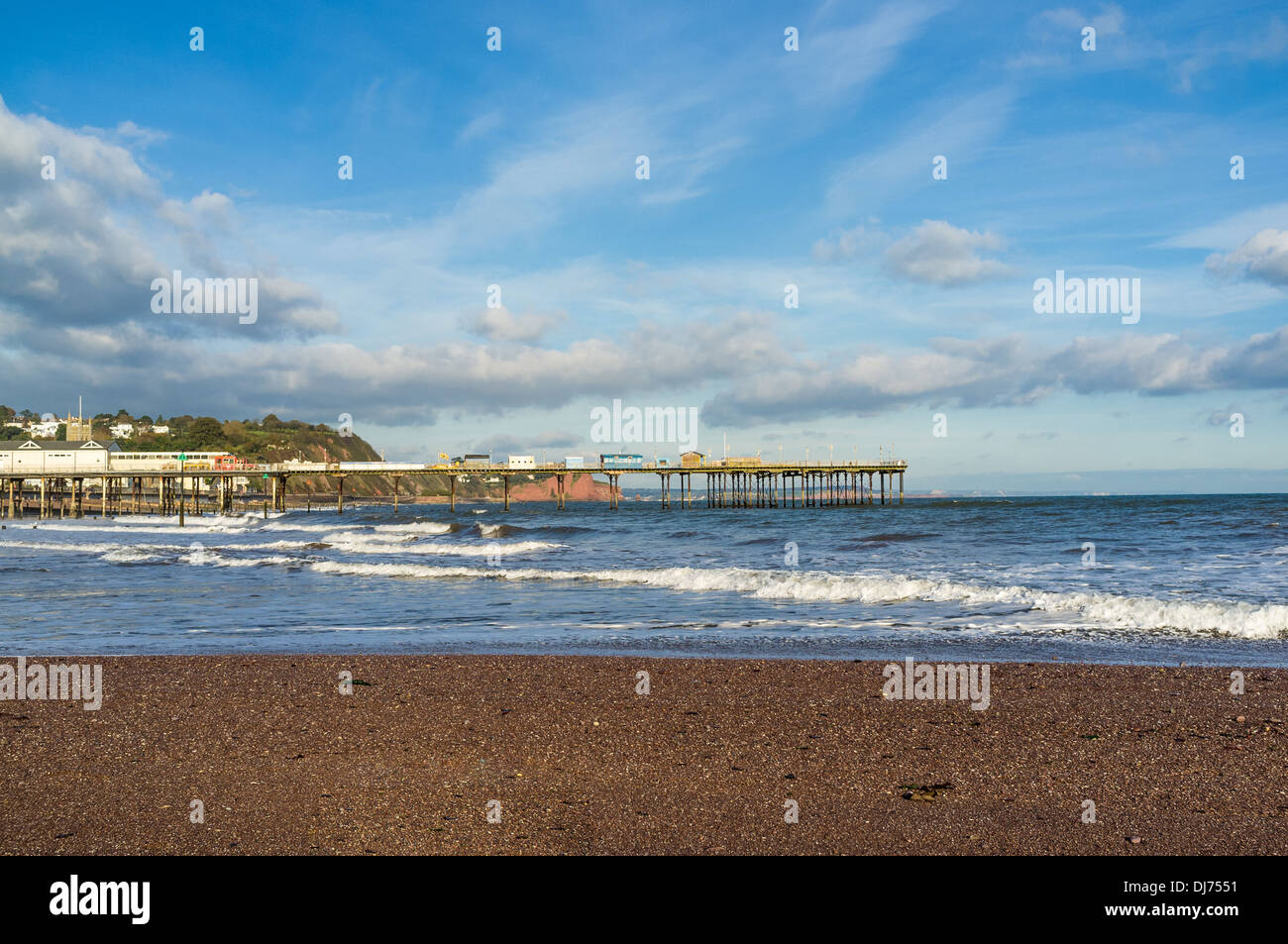 Teignmouth, Devon, England. Die viktorianischen Pier in Teignmouth Strand erstreckt sich in den Ärmelkanal. Stockfoto