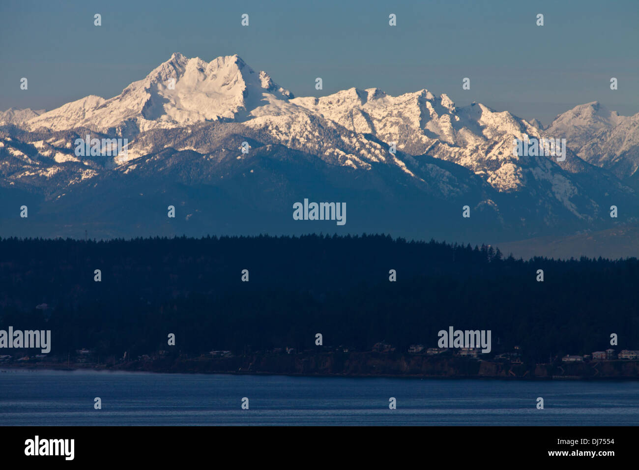 Die Brüder in die Olympic Mountains im Winter, wie gesehen von Discovery Park in Seattle, WA. Stockfoto