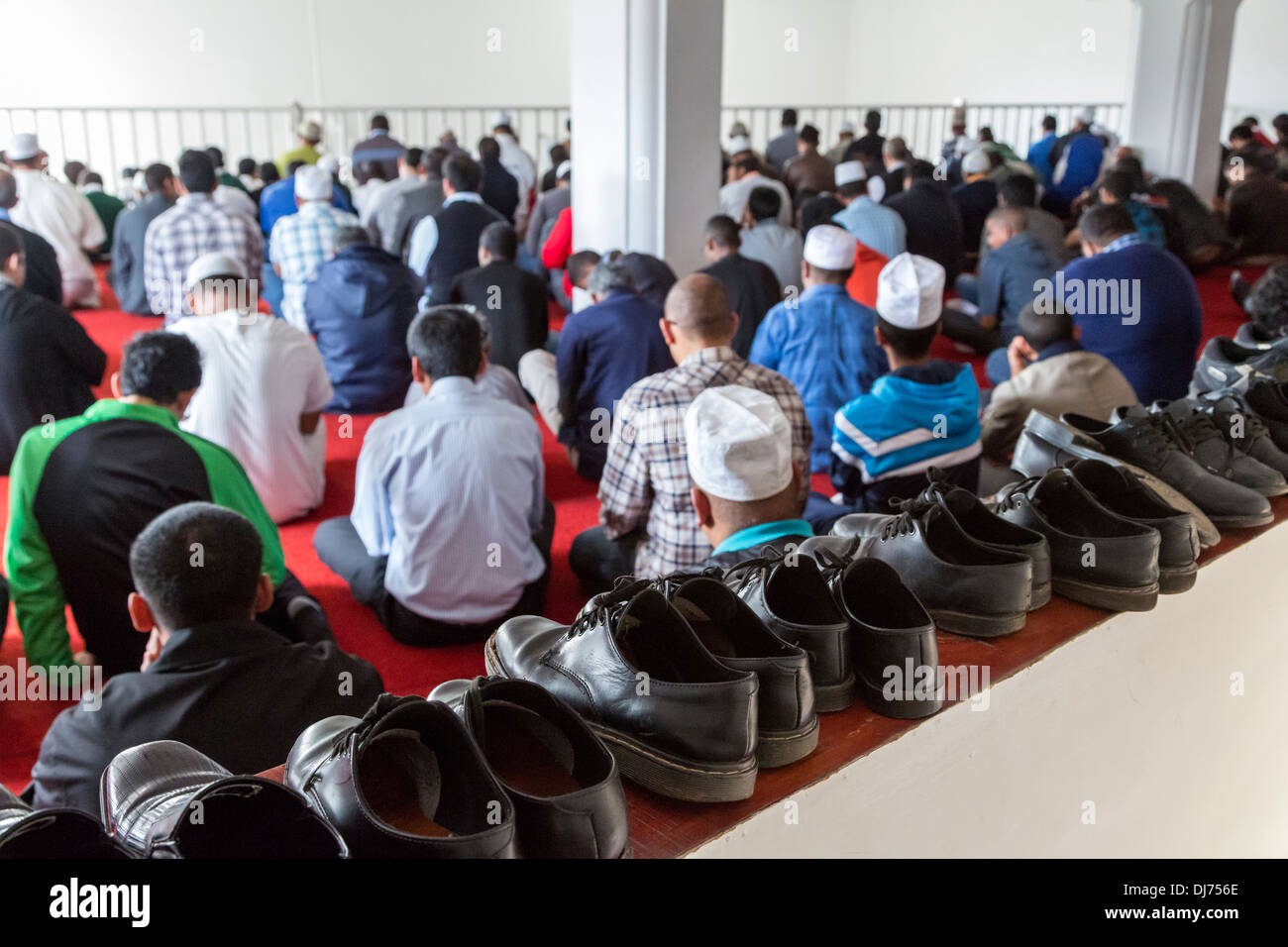 Südafrika, Cape Town. Schuhe Linie das Geländer, während Männer auf die Freitagspredigt in der Al-Azhar-Moschee hören. Stockfoto