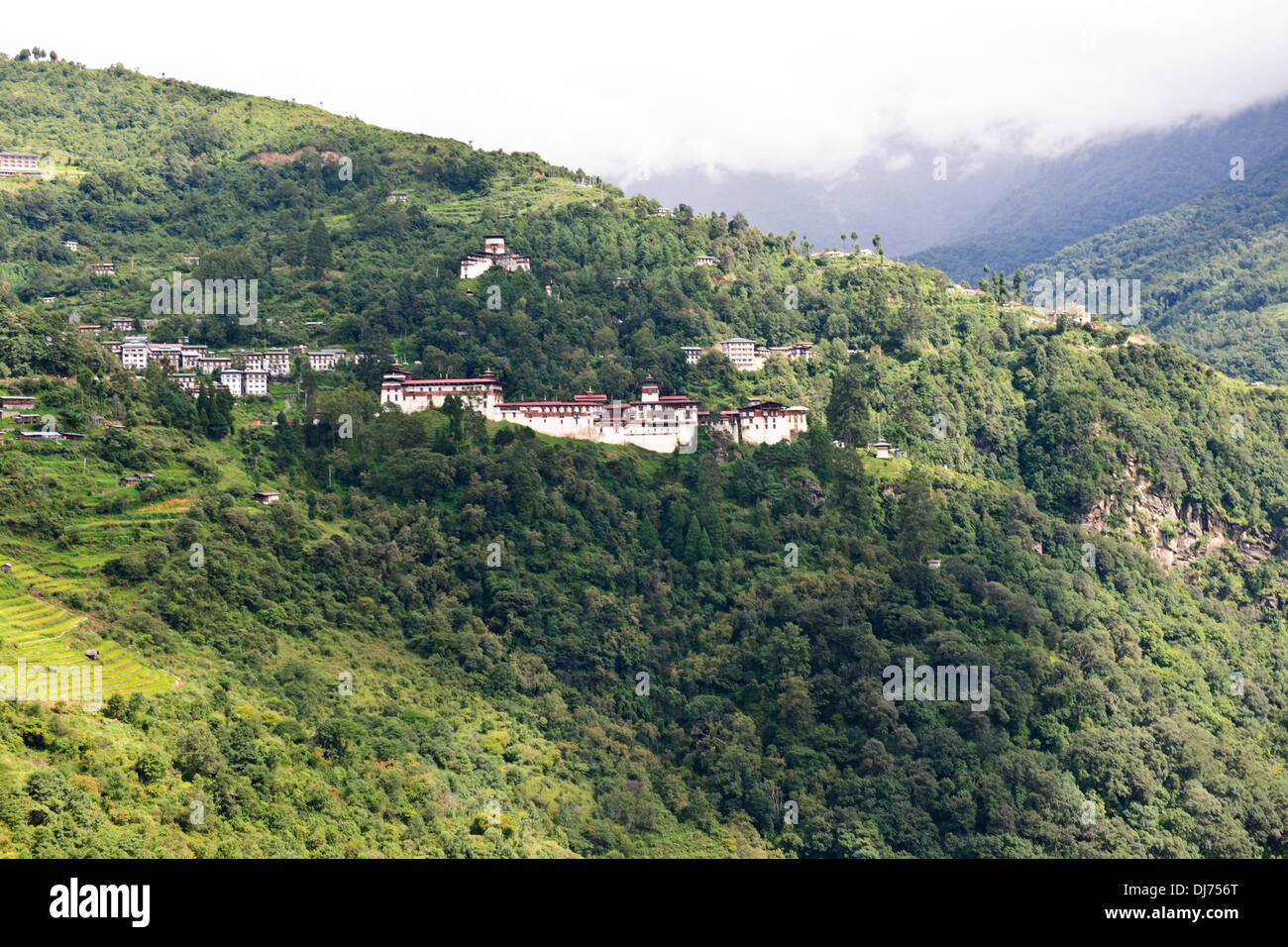 Trongsa Hills Dzong, Fluss, Mangde Chhu, Trongsa Markt, Könige Retreat, Aussicht vom Hotel Yanghil Resort, Trongsa, Ost Bhutan Stockfoto