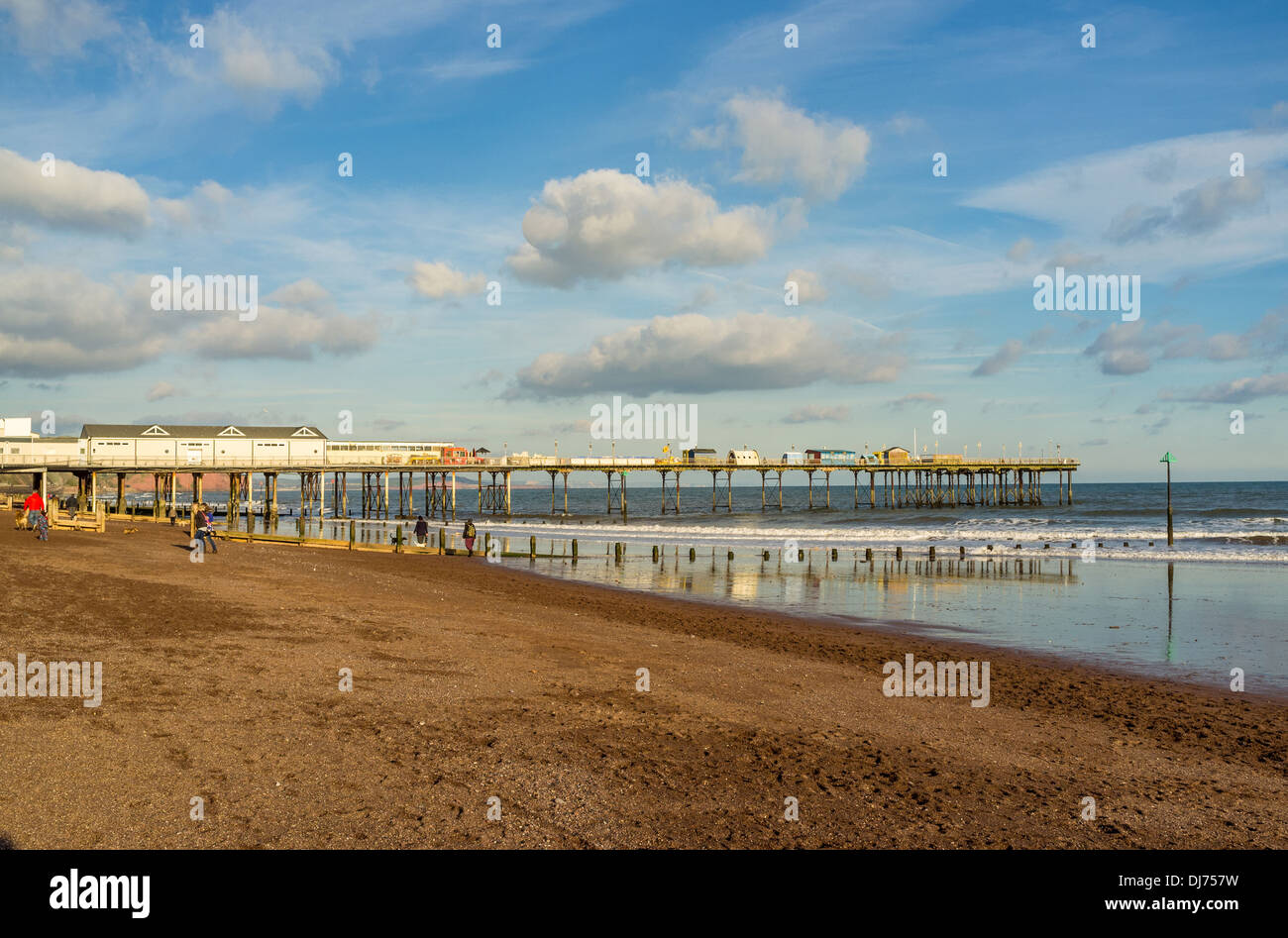 Teignmouth, Devon, England. Die viktorianischen Pier in Teignmouth Strand erstreckt sich in den Ärmelkanal. Stockfoto