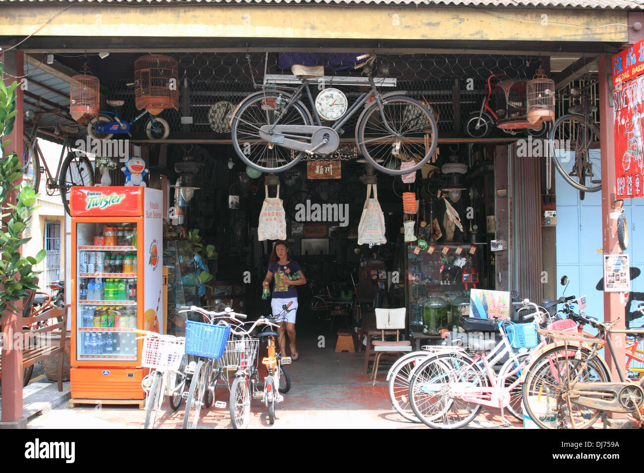 Traditioneller chinesischer Laden in Georgetown, Bycycle Park vor der Ladenfront, Penang Island, Malaysia Stockfoto