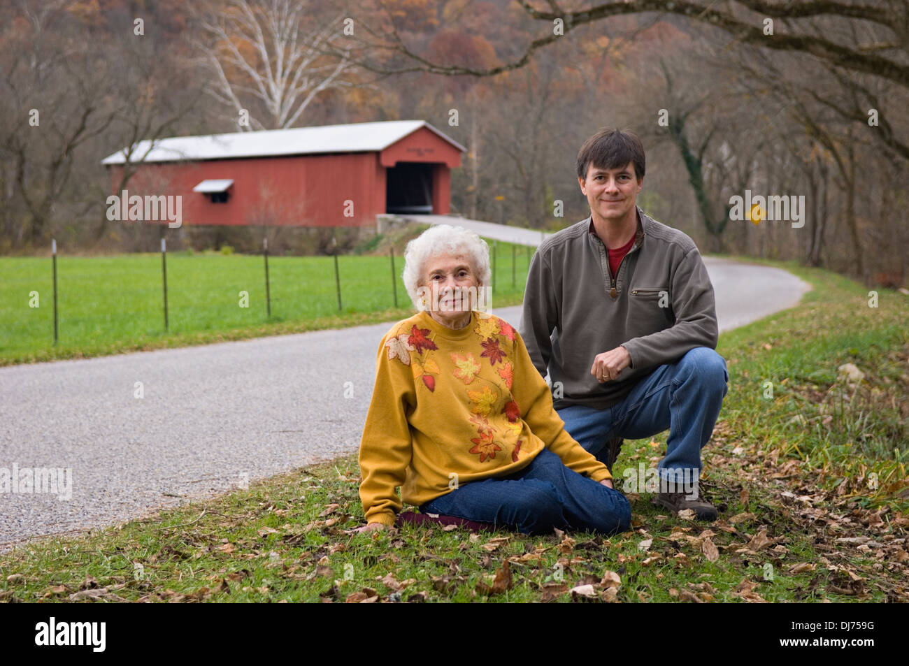 Neunzig Jahre alte Frau und Sohn posiert für Fotos vor dem Busching bedeckt Brücke in Ripley County, Indiana Stockfoto