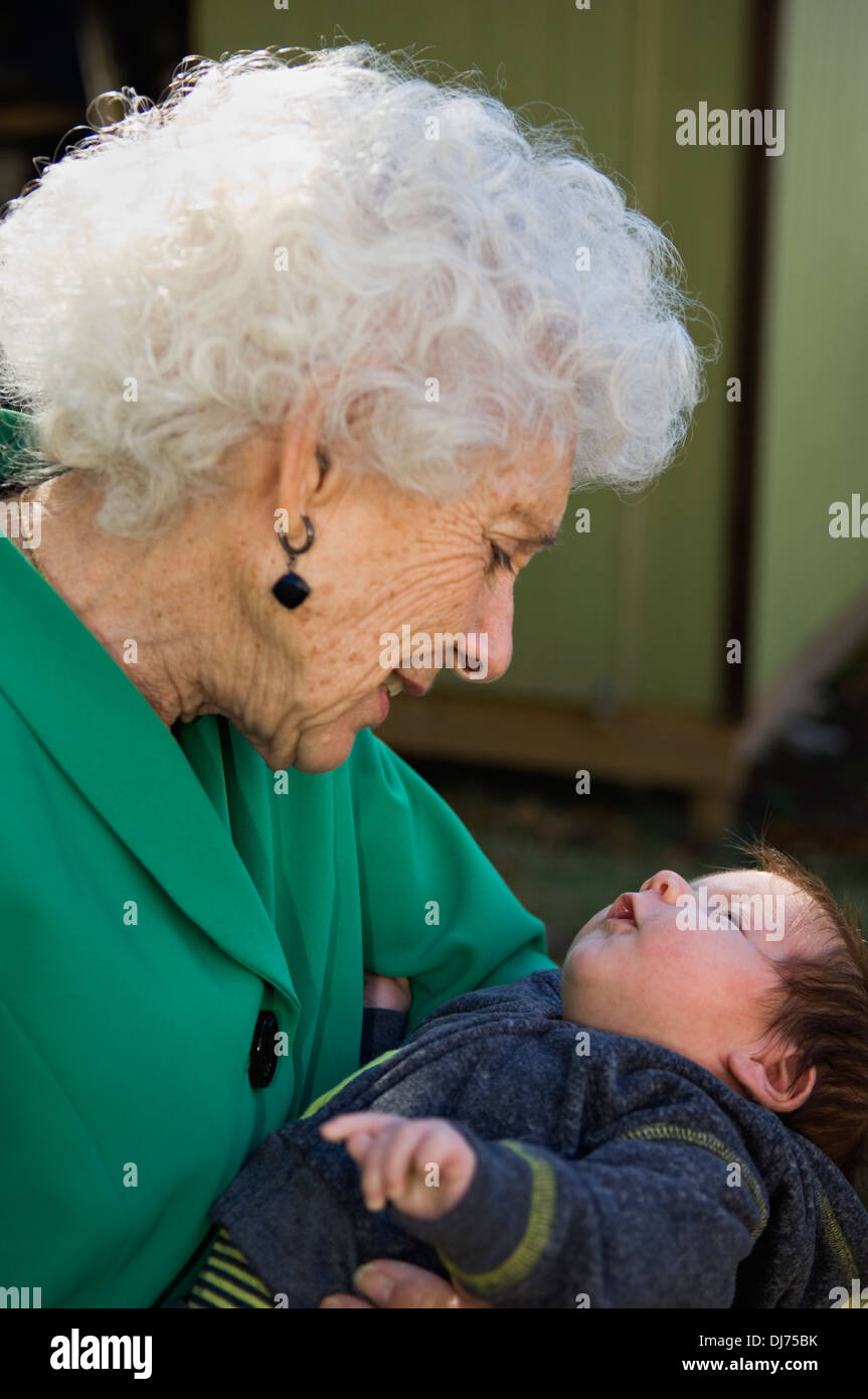 Neunzig Jahre alte große Grandfmother mit ihrem neuen großen Enkel Stockfoto