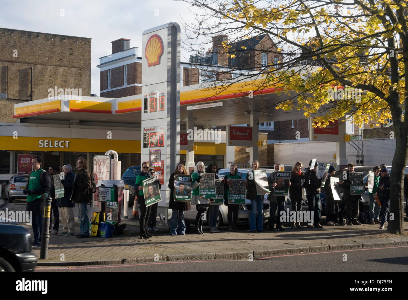 Islington, London, UK. 23. November 2013. Greenpeace-Aktivisten sammeln außerhalb der Shell-Tankstelle in Upper Street Islington, an eine kostenlose The Arctic 30 Protest teilzunehmen. 28-Greenpeace-Aktivisten haben auf Kaution aus einem russischen Gefängnis freigegeben worden, wo sie unter dem Vorwurf der Piraterie und Rowdytum festgehalten wurden. Bildnachweis: Andrea Kantschen/Alamy Live-Nachrichten Stockfoto
