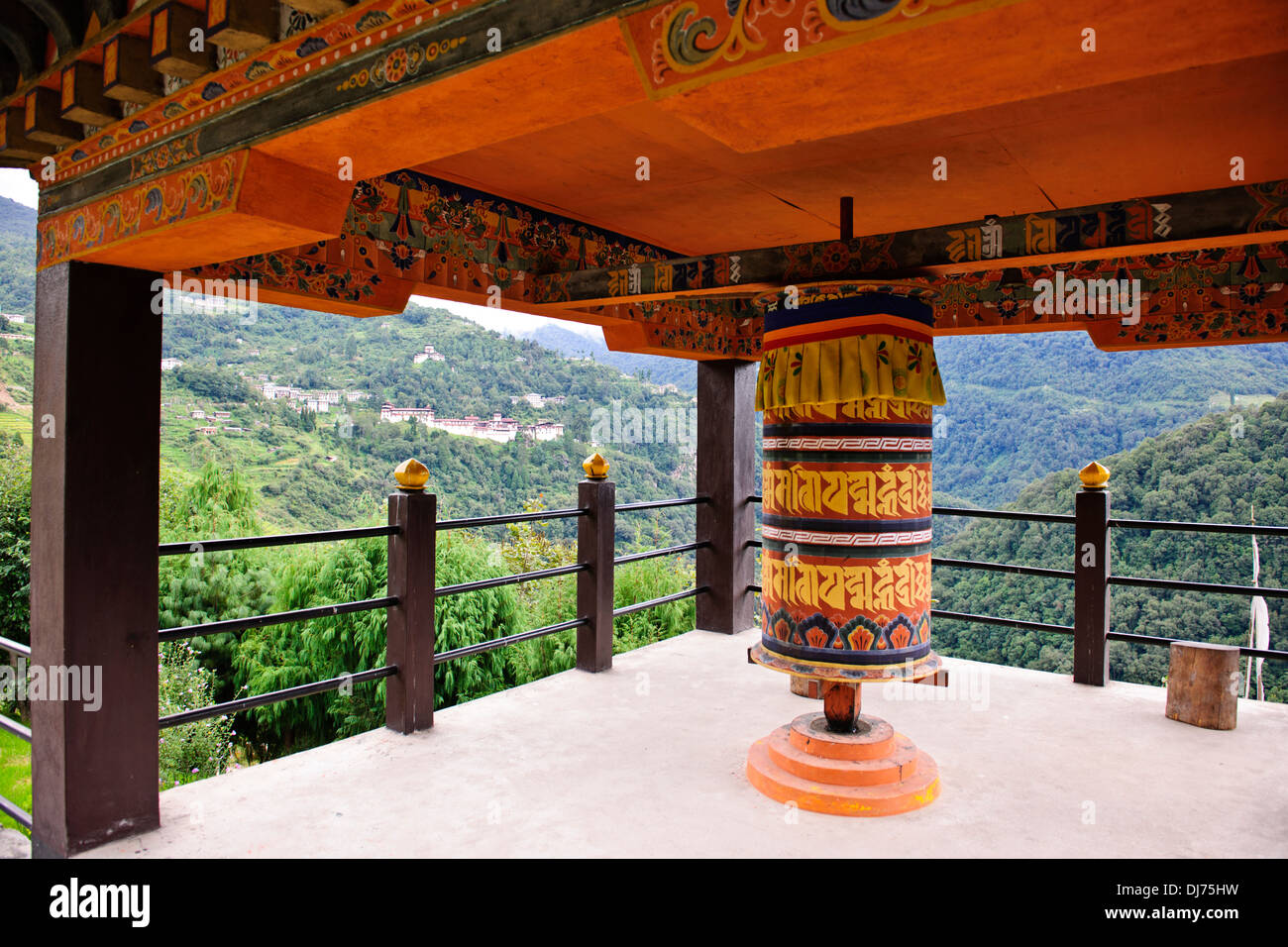 Trongsa Hills Dzong, Fluss, Mangde Chhu, Trongsa Markt, Könige Retreat, Aussicht vom Hotel Yanghil Resort, Trongsa, Ost Bhutan Stockfoto