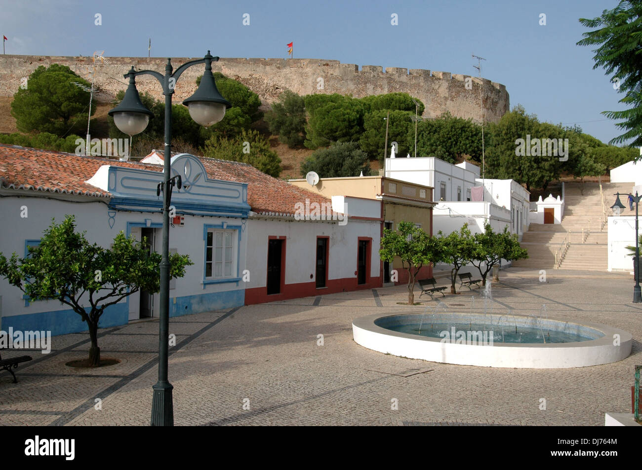 Die mittelalterliche Burg von Castro Marim auf einem Hügel mit Blick auf die Gemeinde von Castro Marim, in der Gemeinde gleichen Namens, in der Algarve, die südlichste Region Portugals Stockfoto