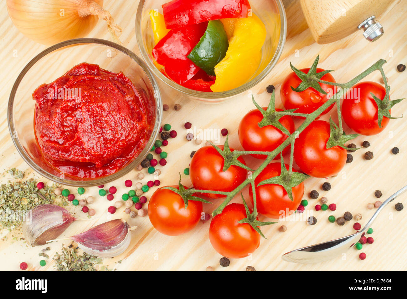 Zutaten für die Sauce aus Tomaten und Paprika, Gemüse und Gewürzen auf Schneidebrett Stockfoto