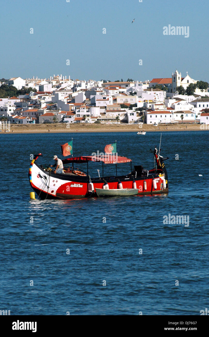 Das Zentrum von Ferragudo, gesehen aus über dem Fluss Arade an der westlichen Grenze der Gemeinde Lagoa, Algarve, die südlichste Region von Portugal Stockfoto