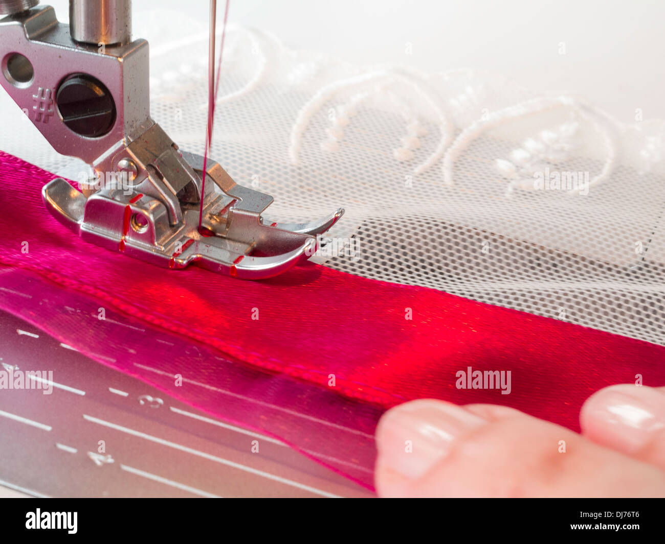 Maschine Nähen Rosa Bänder und Spitzen Stockfoto