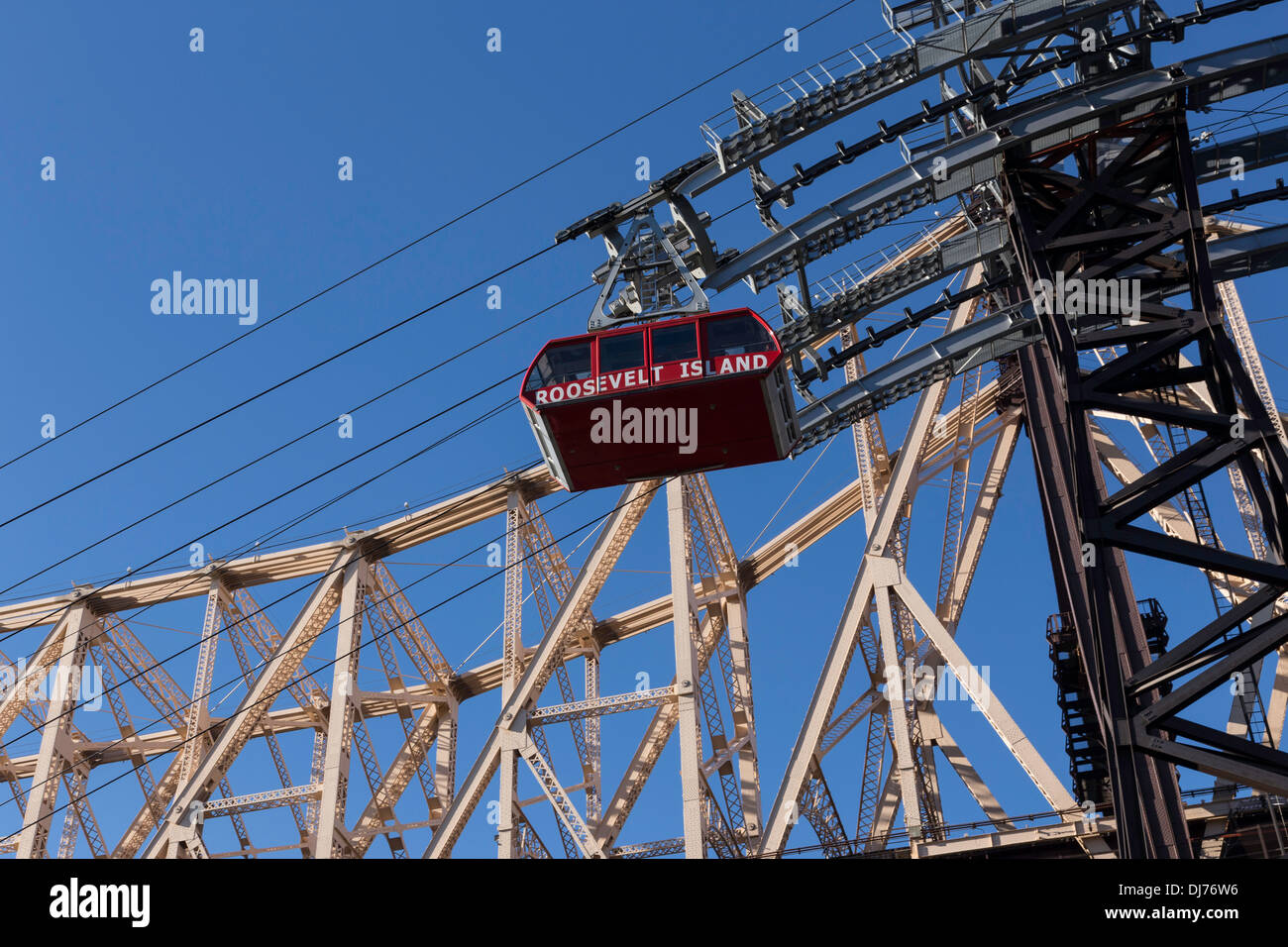 Straßenbahn an der Ed Koch Queensboro Brücke überquert den East River, NYC Stockfoto