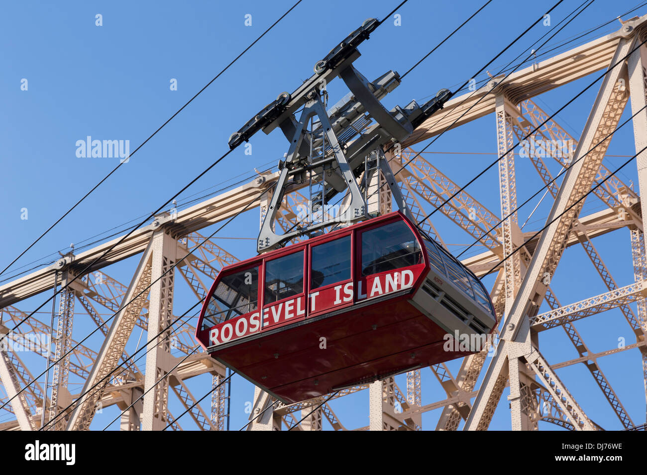 Straßenbahn an der Ed Koch Queensboro Brücke überquert den East River, NYC Stockfoto