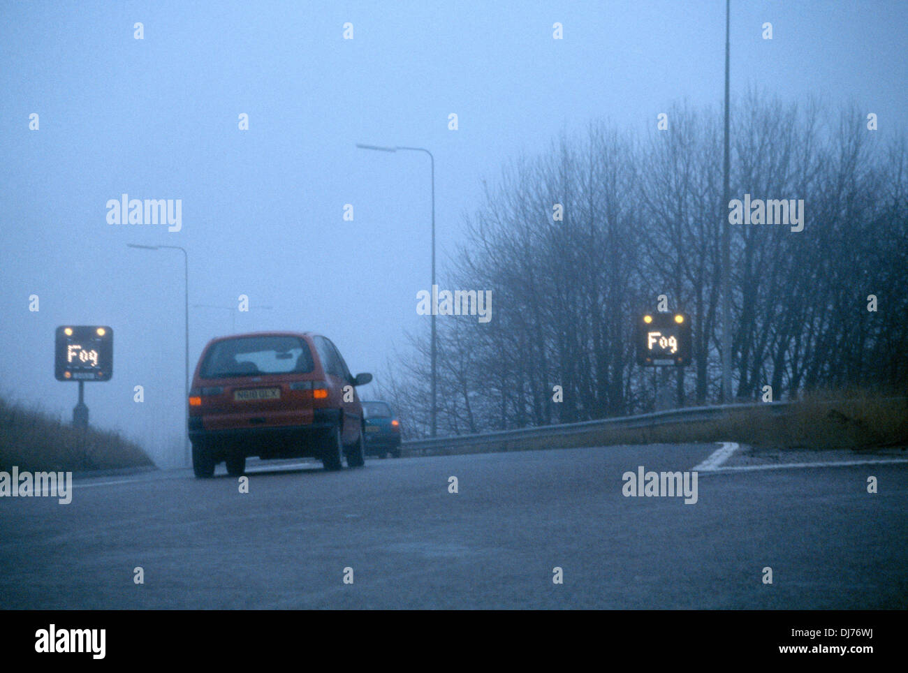 Nebel auf Autobahn Warnzeichen auf Ausfahrt Stockfoto