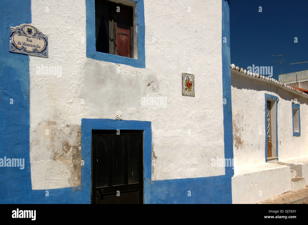 Die weiß getünchten Häuser im Dorf von Estombar eine Stadt und eine ehemalige Gemeinde im Kreis (concelho) Lagoa, die in die neue Gemeinde Estombar e Parchal in Algarve, die südlichste Region Portugals verschmolzen wurde Stockfoto